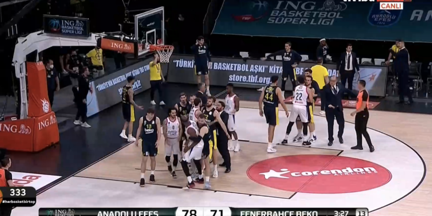 Chris Singleton-Melih Mahmutoğlu kavgası... Anadolu Efes-Fenerbahçe Beko final serisinde gergin anlar...