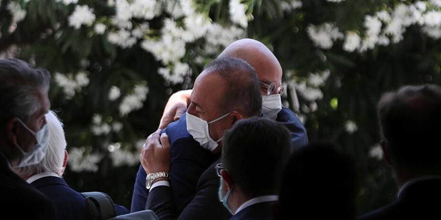 Yunan Bakan Dendias'ın Çavuşoğlu ile kucaklaşma yorumu: Hiçbir şey toz pembe değil