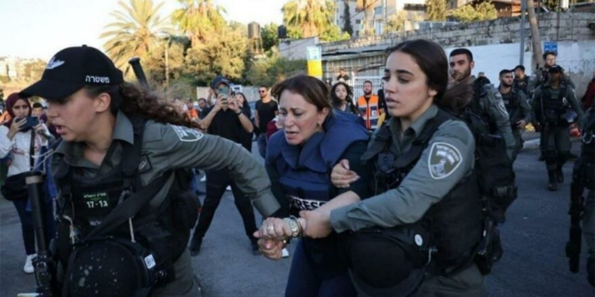 İsrail polisi Şeyh Cerrah mahallesinde Al Jazeera muhabirini tutuklamadan önce darp etti!