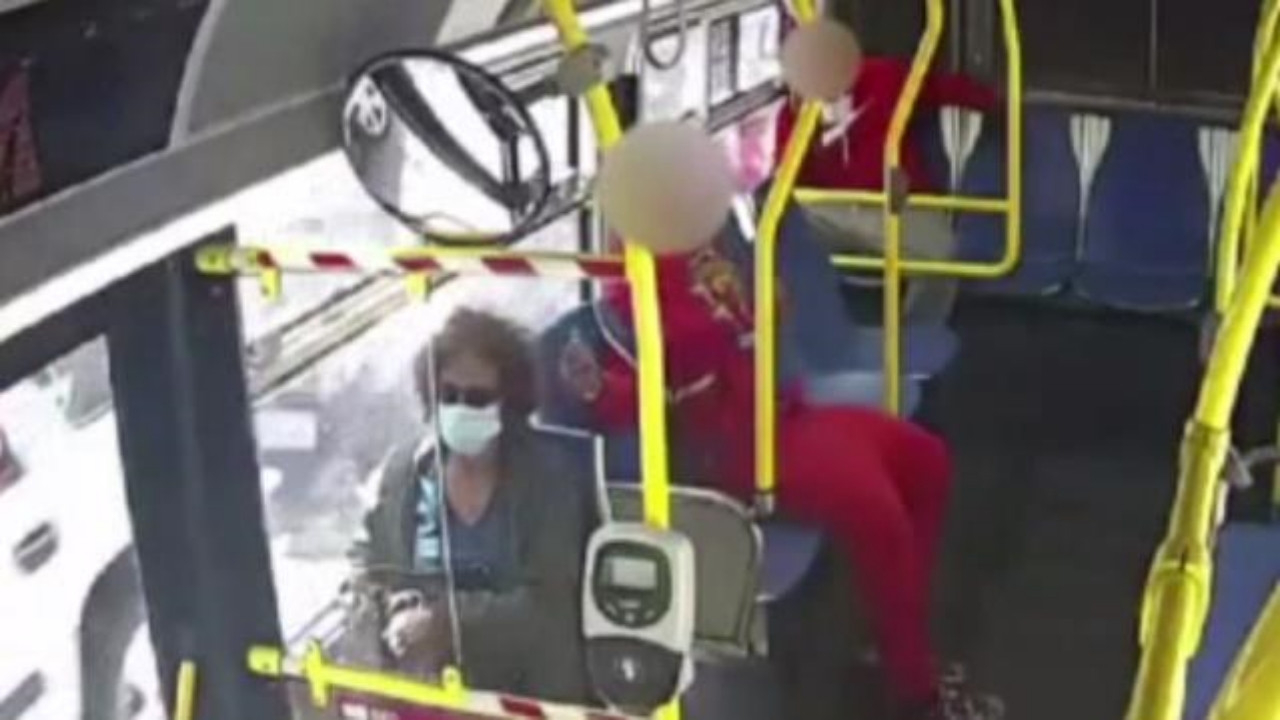 Otobüste korkunç olay: Yaşlı kadının saçını çakmakla yaktı!
