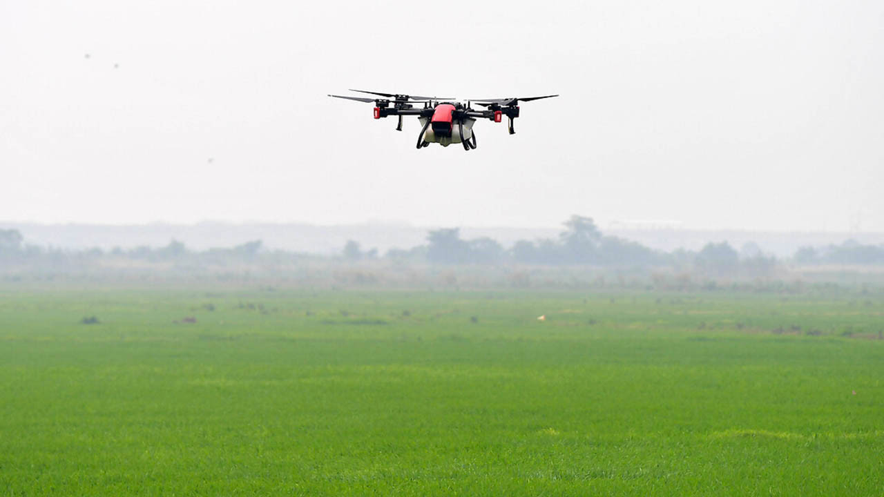 Maslak'ta plazada akılalmaz olay! Kafasına dron düştü