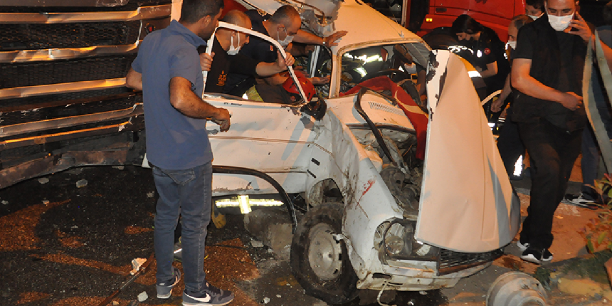 TIR çarpıştığı otomobili metrelerce sürükledi