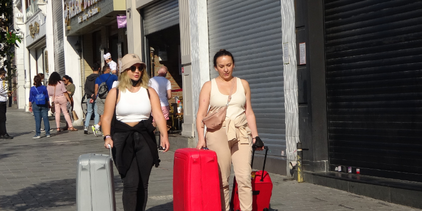 Turistlerin doldurduğu İstiklal Caddesi salgın öncesine döndü