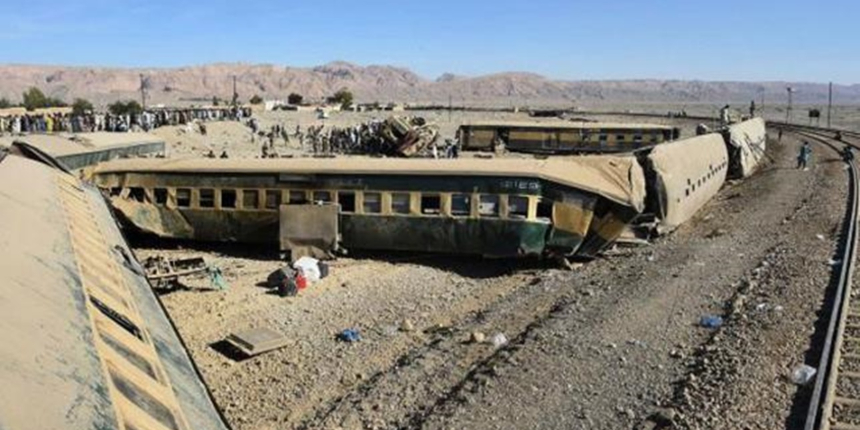 Pakistan'da iki tren kafa kafaya çarpıştı! 30 ölü, 50 yaralı var...