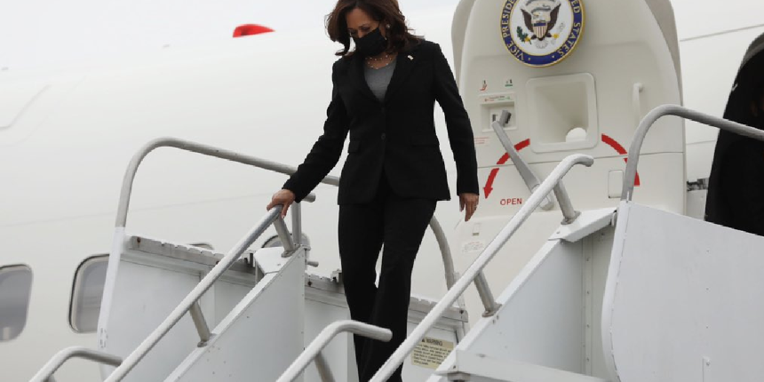 ABD Başkan Yardımcısı Kamala Harris'in uçağı zorunlu iniş yaptı