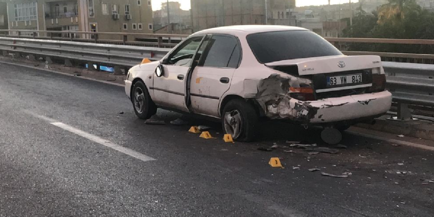 Feci kaza! Tamponu takacaklardı, iki aracın arasında sıkıştılar