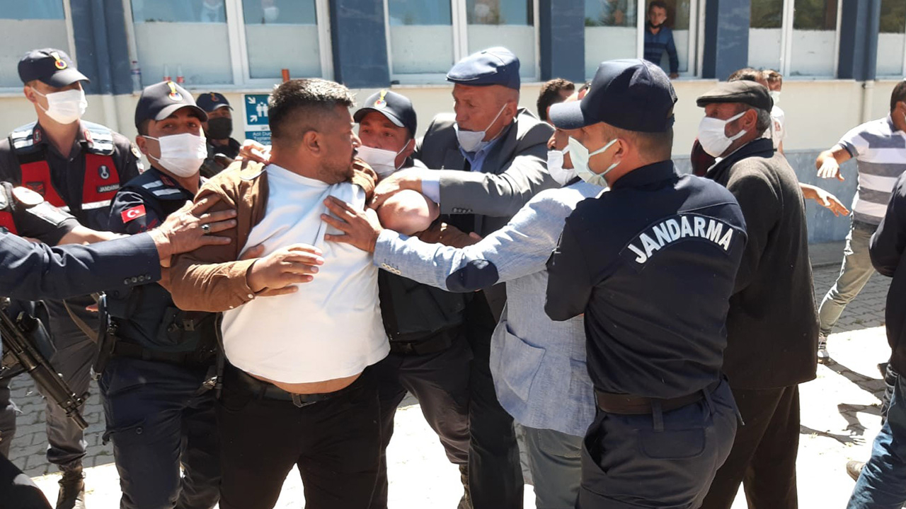 Seçim yapılan beldede tekme ve yumruklar konuştu: Jandarma müdahale etti