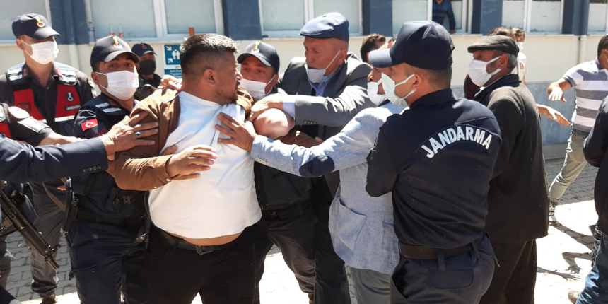 Seçim yapılan beldede tekme ve yumruklar konuştu: Jandarma müdahale etti