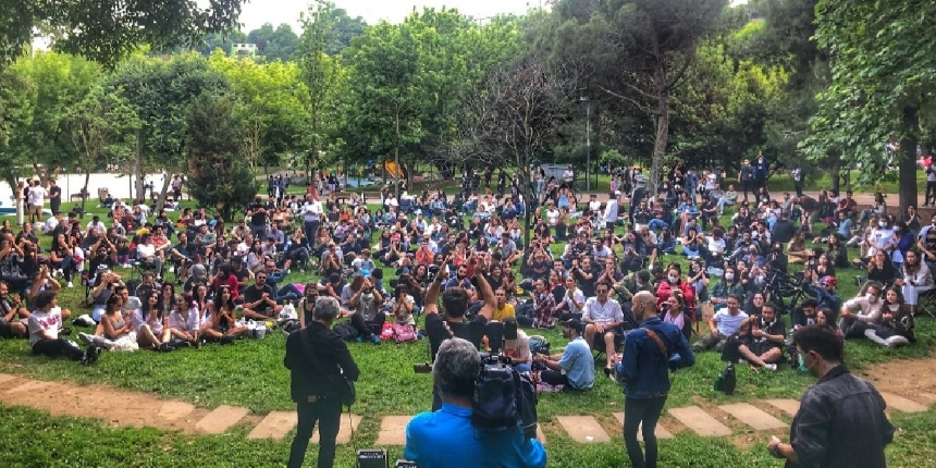 Salgında sorumsuzluk örneği! Ünlü müzik grubu Maçka Parkı'nda konser verdi