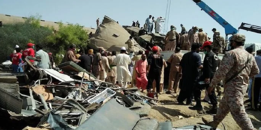 Pakistan'da trenler çarpıştı: 51 ölü, 100 yaralı