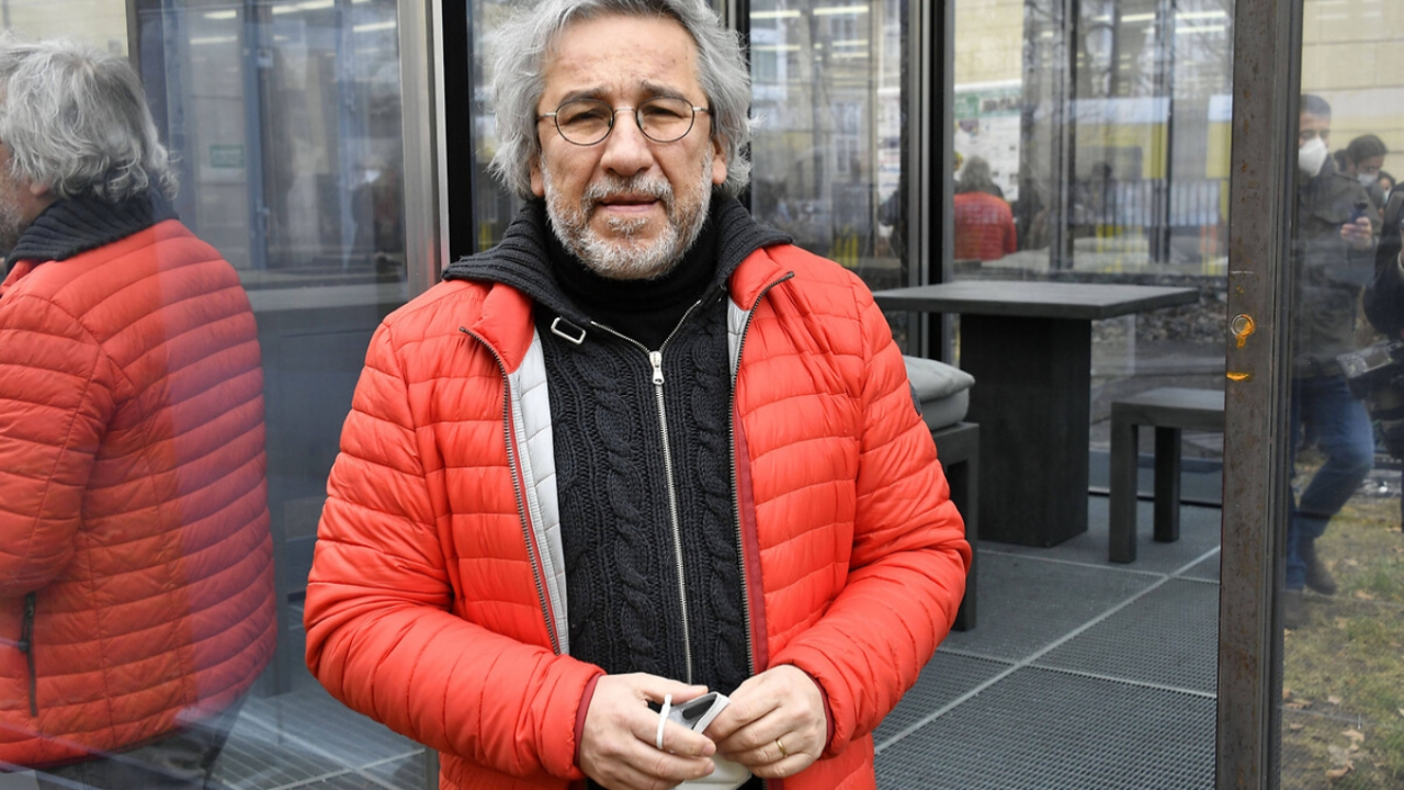Can Dündar hakkında kırmızı bülten!