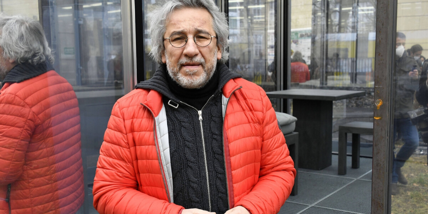 Can Dündar hakkında kırmızı bülten!