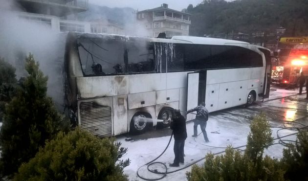 Kaçakçılar, 4 yolcu otobüsünü benzin dökerek yaktı