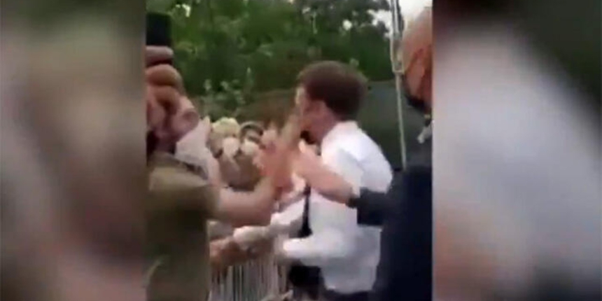 Fransa Cumhurbaşkanı Macron'a şok!  Bir anda suratına tokat yedi...