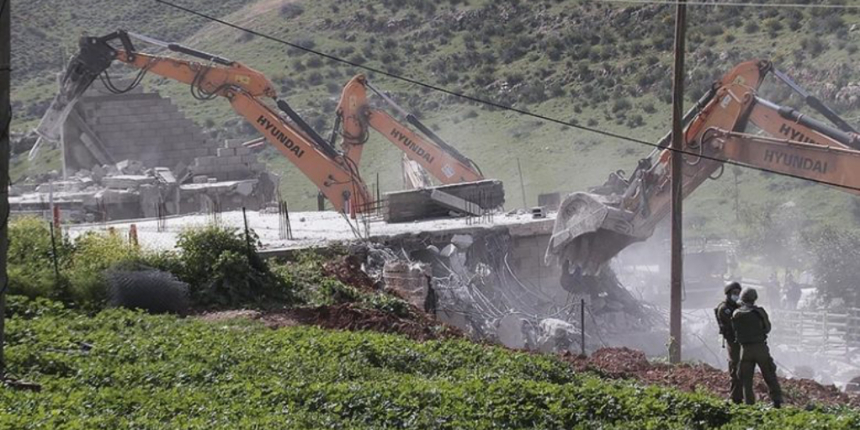 İsrail ordusu dozerlerle Filistinlinin evlerini yıktı!