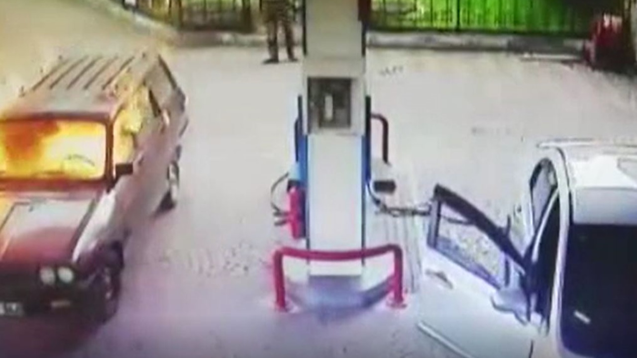 Otomobil alev topuna döndü! Şoför alevlerin arasından böyle çıktı...
