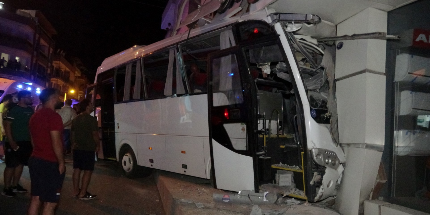 Servis minibüsü mağazaya girdi: 12 işçi yaralı