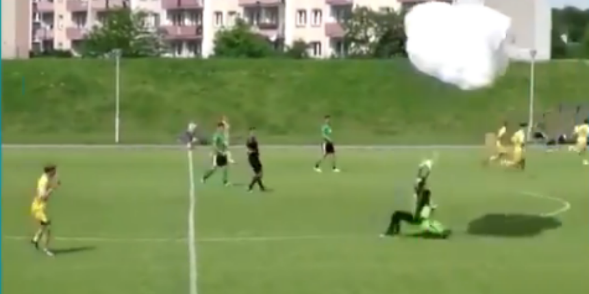 Futbol maçının ortasına inen paraşütçü sarı kart gördü!