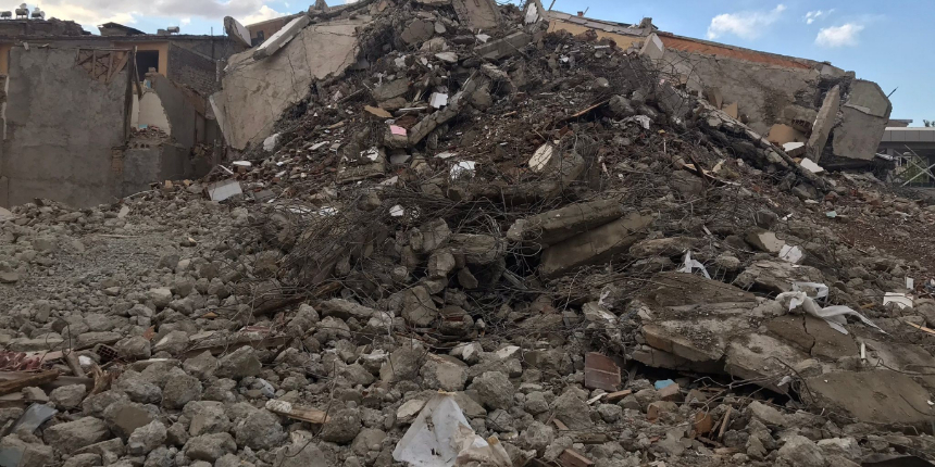 Elazığ'da çıkardıkları yüksek ses binayı yıktı!