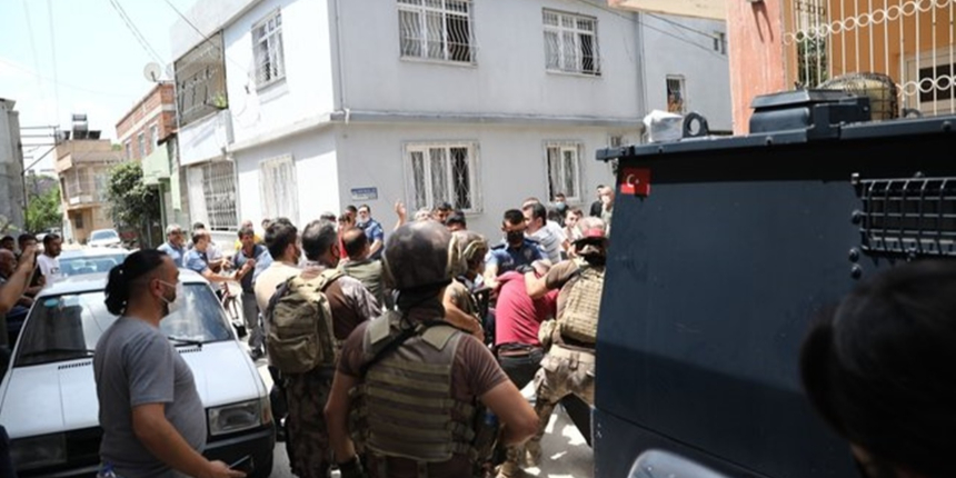 Adana'da bir mahalle fena karıştı! İntihar etmek isterken dayak yedi...