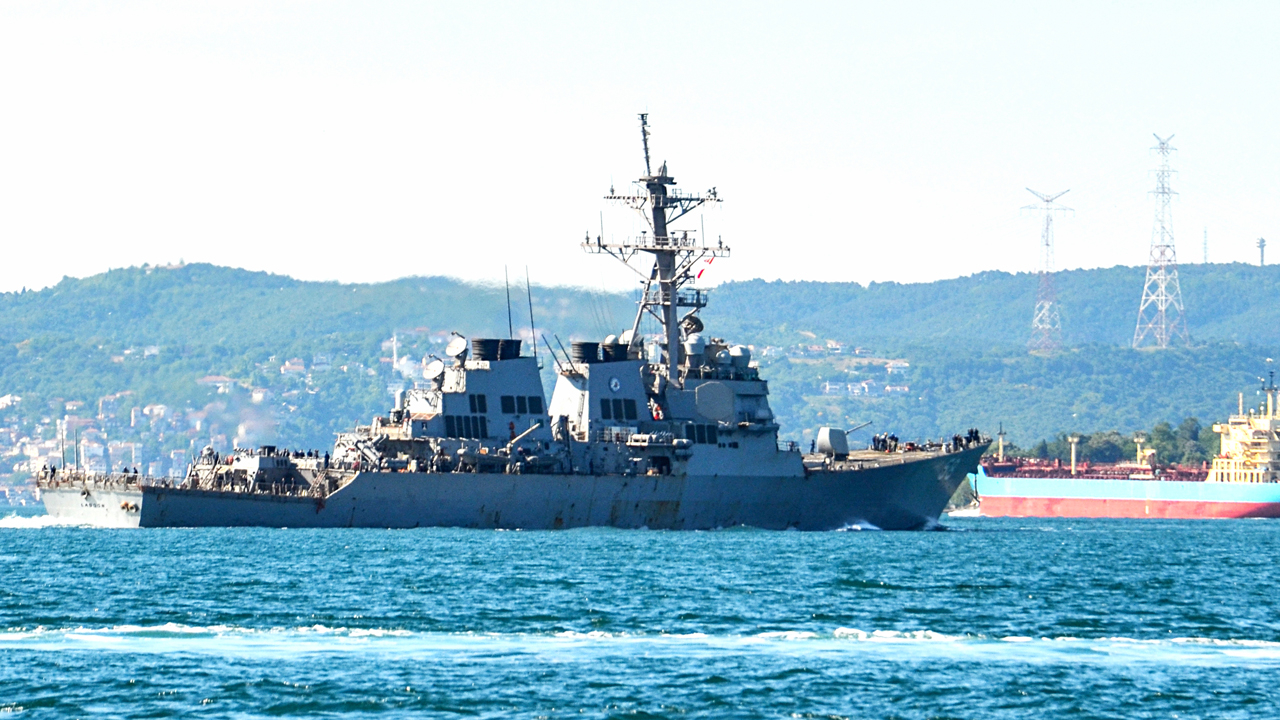ABD savaş gemisi İstanbul Boğazı'ndan geçti
