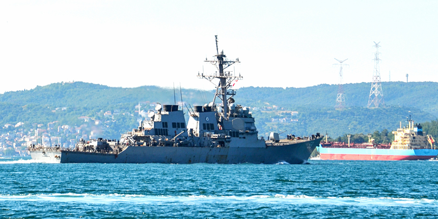 ABD savaş gemisi İstanbul Boğazı'ndan geçti