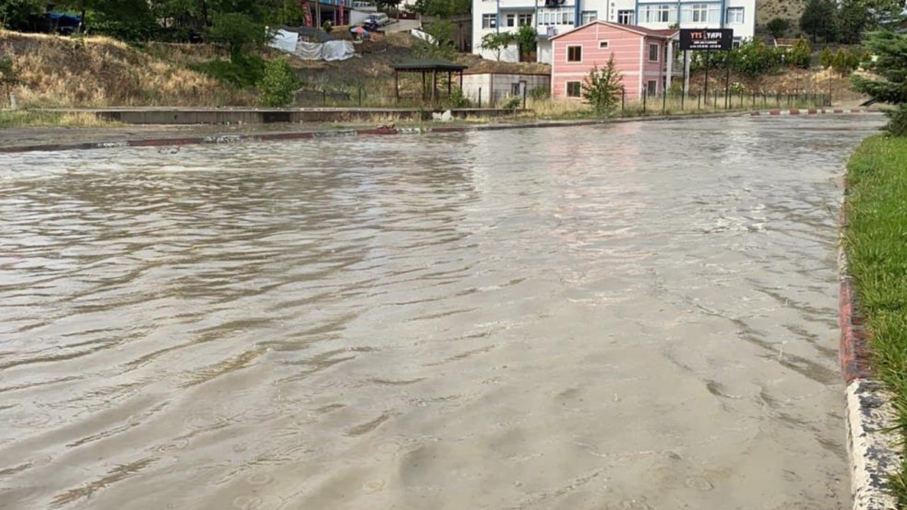 Karabük'te 10 dakikalık yağmur, yolları göle çevirdi