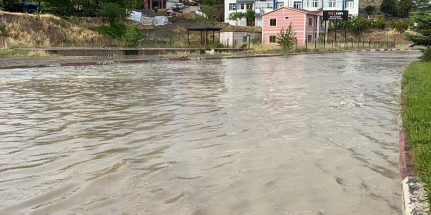 Karabük'te 10 dakikalık yağmur, yolları göle çevirdi