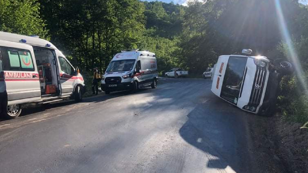 Gezi dönüşü kaza şoku! Minibüs devrildi: 15 yaralı