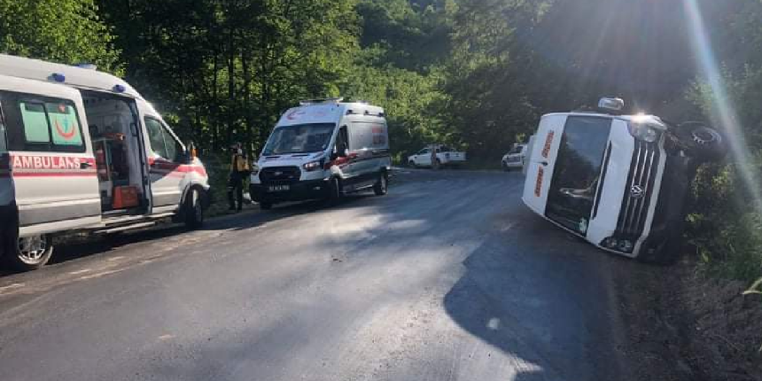 Gezi dönüşü kaza şoku! Minibüs devrildi: 15 yaralı