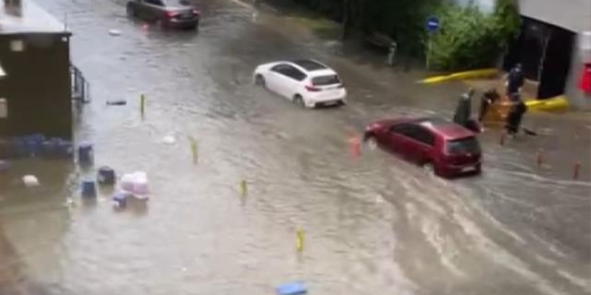İstanbul'da yağmur bir anda bastırdı! Meteoroloji'den sarı kodlu sel ve dolu uyarısı!