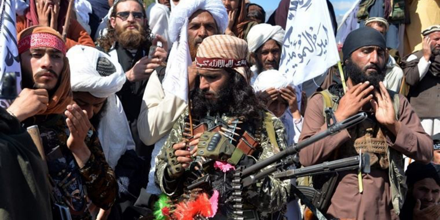 Taliban ele geçirdiği şehirde flamalarla geçit töreni yaptı!