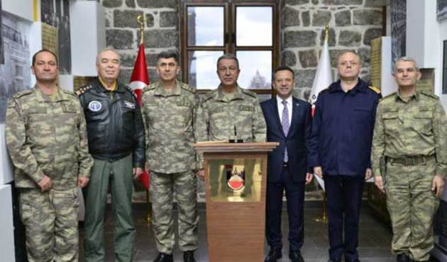 Orgeneral Hulusi Akar ile Kuvvet Komutanları Diyarbakır sokaklarında!