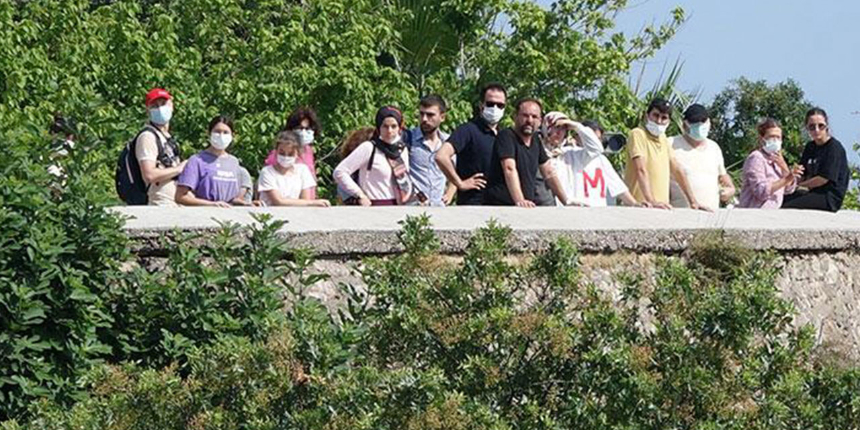 Polisler uyardı onlar dinlemedi: Tek dertleri cansız bedenin fotoğrafını çekmekti