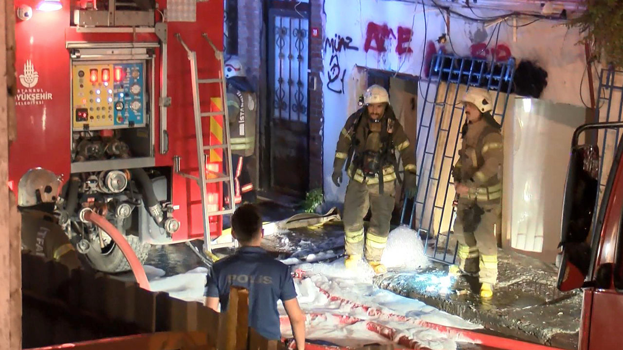 İstanbul'da yangın paniği: Çevre binalara da sıçradı