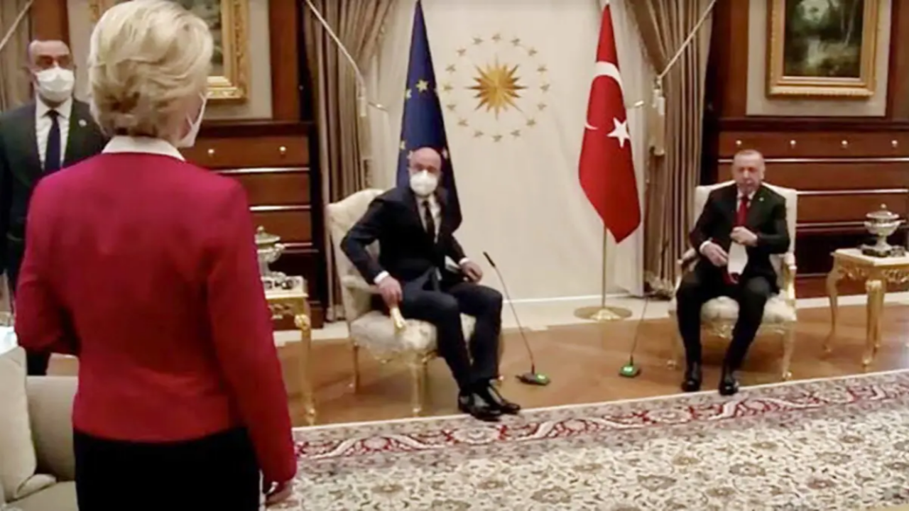 Leyen'i yine incittiler... G7 zirvesinde de oturacak koltuk bulamadı!