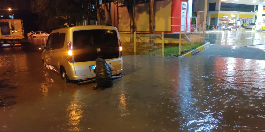 Gece gelen sağanak etkili oldu, sürücüler zor anlar yaşadı