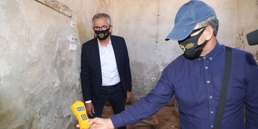 "İzmir'in Çernobili" dedi, bez maske ile ölçüm yaptı!