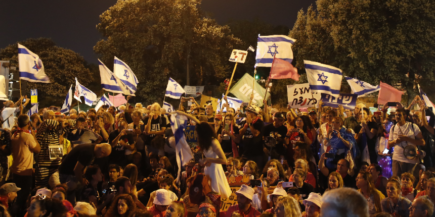 Binlerce İsrailli Netanyahu'nun gidişini böyle kutladı