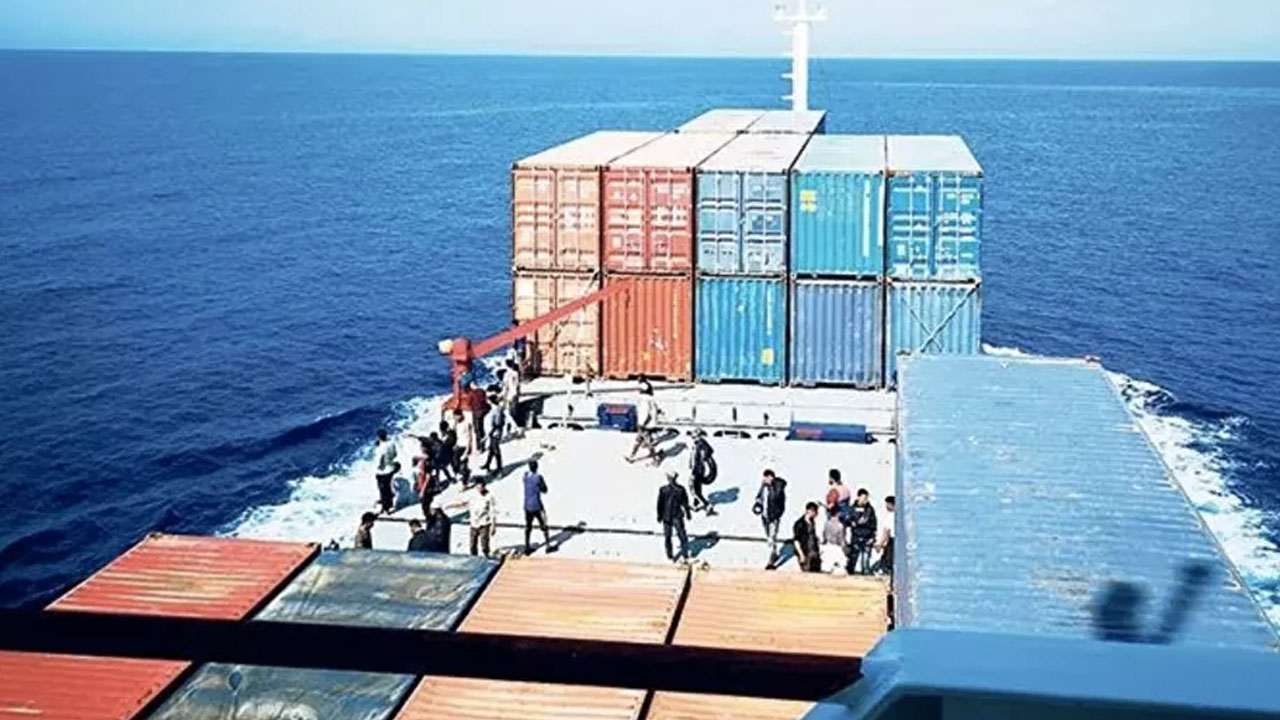 Denizin ortasında 12 saatlik uluslararası sorun:  Mülteciler gemide isyan çıkardı