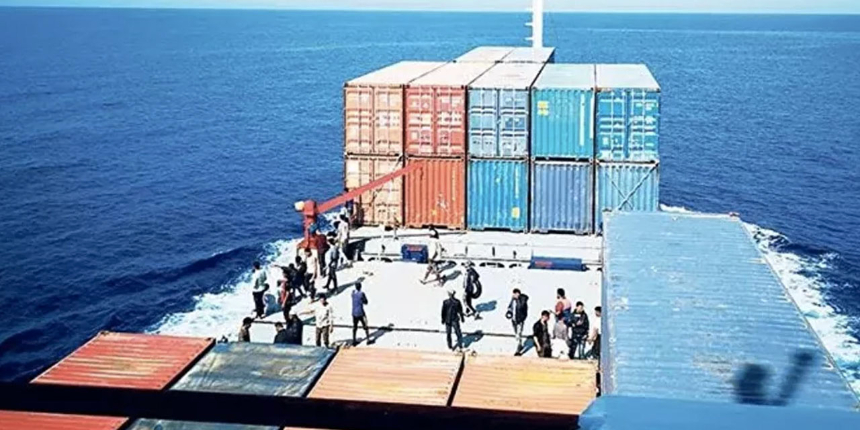 Denizin ortasında 12 saatlik uluslararası sorun:  Mülteciler gemide isyan çıkardı