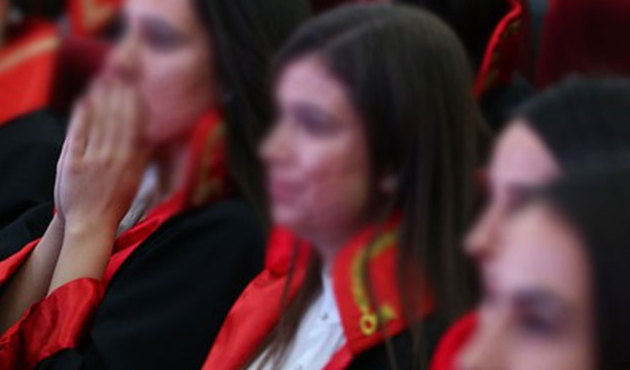FETÖ’den kadın hakimlere etek ruhsatı:  Kalçayı tamamen örtecek