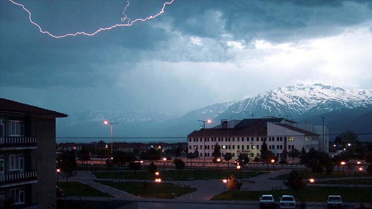Meteoroloji'den uyarı! Kuvvetli sağanak etkisini gösterecek