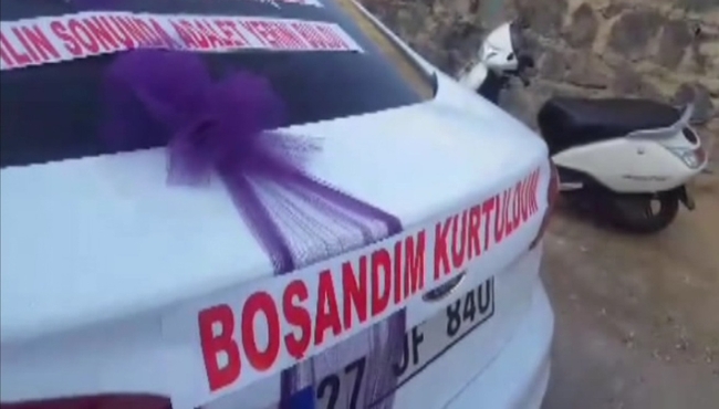 Bu da boşanma düğünü: Koç bile kesti!