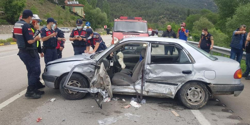 Kontrolden çıkan araç, karşı şeride uçtu: 7 yaralı