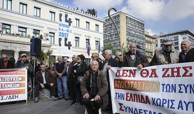 Yunanistan'da emekliler maaş kesintilerini protesto etti