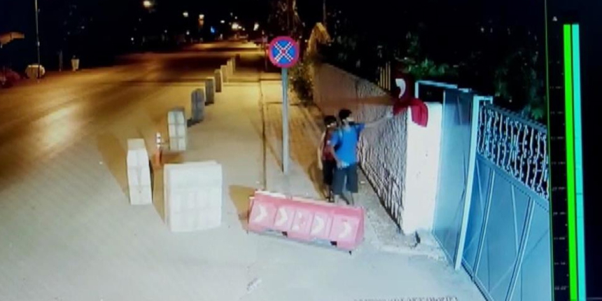 Rüzgarda katlanan bayrağı düzeltip öptüler!