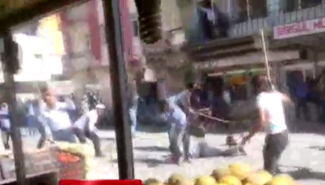 Ağrı'da meydan muharebesi gibi kavga! Sopalar, sandalyeler, taşlar, kavunlar havalarda uçuştu!
