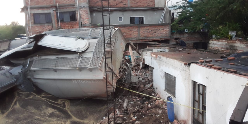 Raydan çıkan tren evleri ezdi: 1 ölü, 3 yaralı