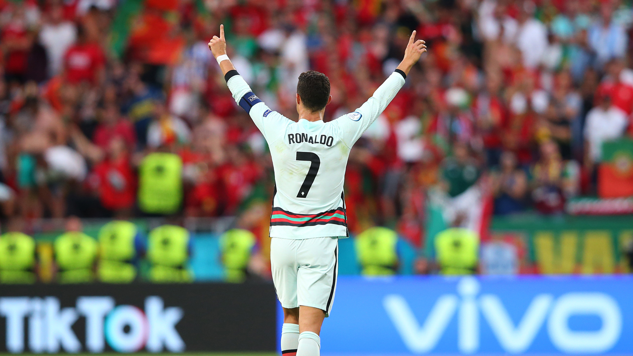 Cristiano Ronaldo, EURO 2020'de tarihe geçti